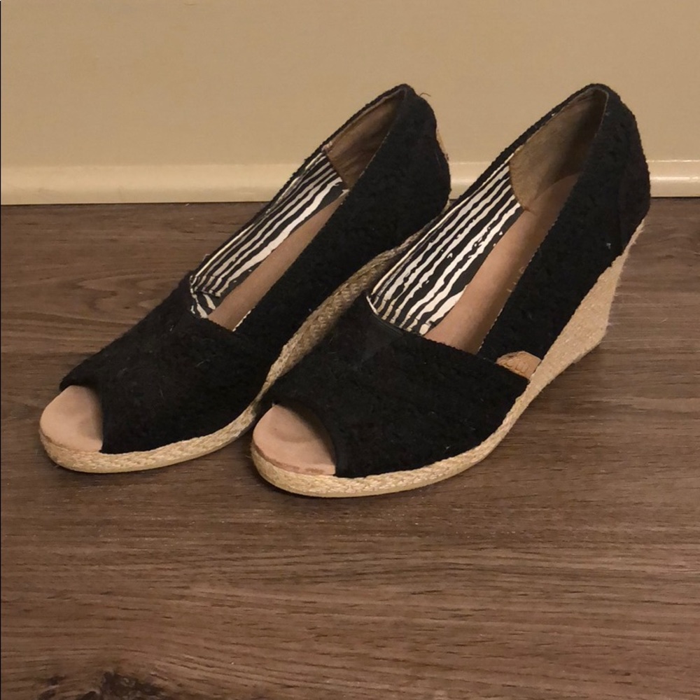 Black wedge heels